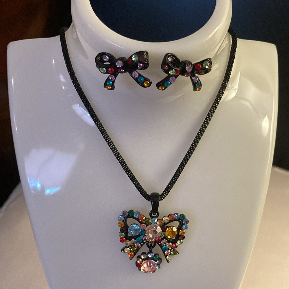 NWOT - VIDA Vintage Black Bow Crystal Pendant, Mesh Chain & Matching Earrings